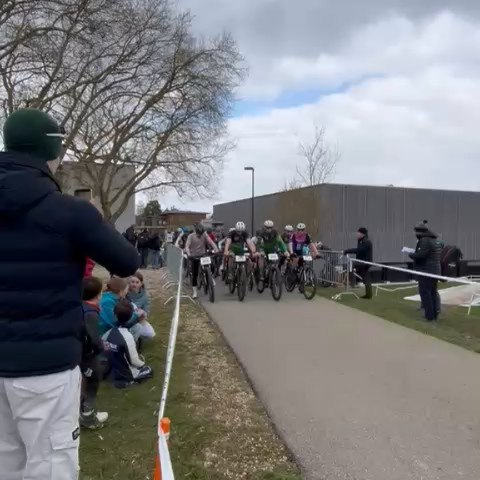 Retour en piste. 🌱

6 mois sans compétition, et Langendorf pour rebriser la glace.
10e / 16 en FUN, le plus vieux de la catégorie — et franchement, je suis content.
La boue rendait le parcours traître, mais techniquement je me suis senti bien. Ce qui manque encore, c'est l'intensité. Normal en mars. Ça viendra.
La saison est lancée. 🚵‍♂️💪

📸: @kim.mtb8 @lucie.droux

#vtt #mtb #langendorf #crosscountry #comeback @pedale_bulloise