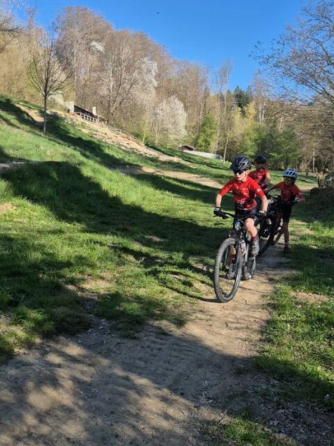 Singles, drops et bonne humeur à Echallens. 🚵‍♂️
Le groupe modules de la PB au boulot — U9, U11 et U13 sur des éléments techniques qui ne pardonnent pas. Ils ont assuré.
Bravo les jeunes. Merci les moniteurs. 👊

#vtt #mtb #echallens #jeunescyclistes #moniteur
