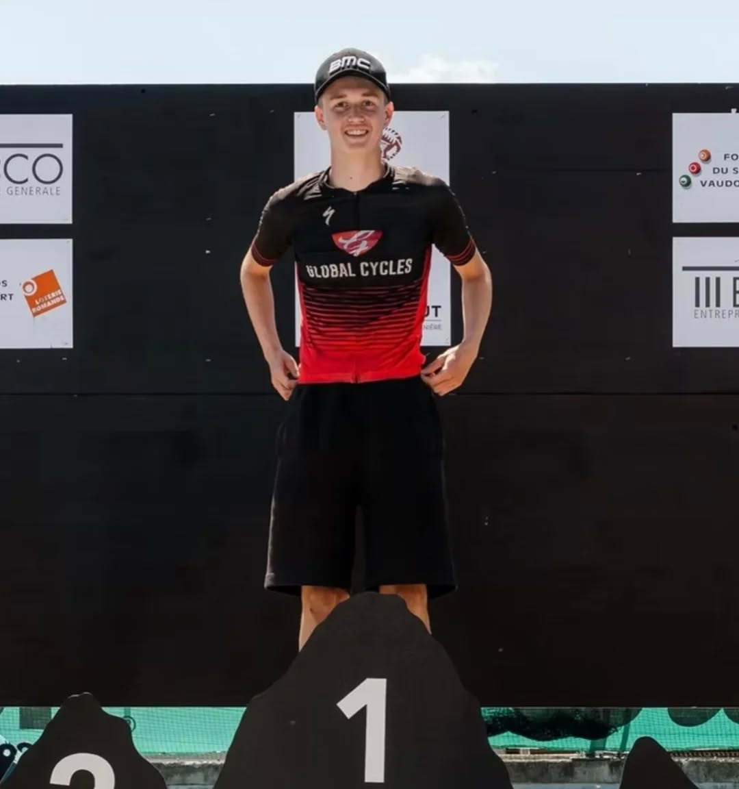 🥇 FRANK 9e AU SCRATCH À LA SUMMER BIKE !
Énorme performance de mon athlète Frank Cretegny ce weekend sur le Marathon XC (50 km / 2000 m D+) à Château-d'Oex 🔥
🏆 1er de sa catégorie
💥 9e au scratch, toutes catégories confondues
À 18 ans, se hisser dans le top 10 face à des athlètes adultes confirmés, c'est le fruit de semaines de travail rigoureux : construction de la caisse aérobie, sorties spécifiques sur le profil de course, gestion de la nutrition et affûtage millimétré.
Le plus beau ? Il reste encore de la marge. Bravo @frank_cretegny, fier de ta progression 👏
➡️ La suite arrive.
@summerbike.ch
#VTT #MTB #XCMarathon