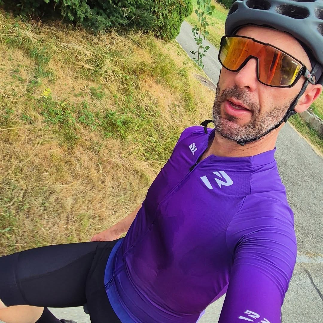 Dernier entraînement sérieux avant le Championnat suisse de Leysin. 🏔️
Maintenant, place à l'essentiel : récupérer, préparer le matériel, affûter le mental. Le gros du travail est fait — ces derniers jours, on n'ajoute plus rien, on préserve.
PS : ce maillot @zanetbike est vraiment trop beau. 😍
Et toi, c'est quoi ton rituel d'avant-course ? 👇
#vtt #xco #leysin #championnatsuisse