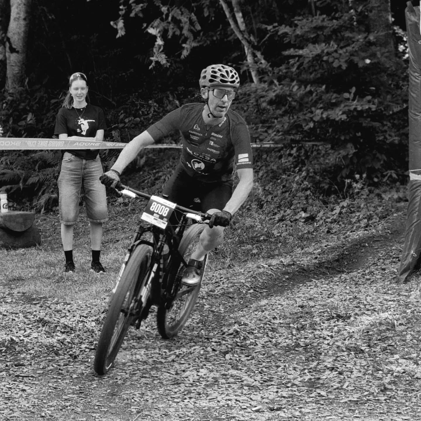 DNF au Championnat Suisse. 🏳️
Réservoir vide dès les premiers tours. J'ai cherché le gaz partout — dans les jambes, dans la tête, sous la selle. Rien. 😅
Désolé de ne pas avoir mieux représenté les couleurs de la @pedale_bulloise, je vous avais promis mieux que ça… la prochaine fois je ramène un bidon de super sans plomb. ⛽😄

#vtt #xco #leysin