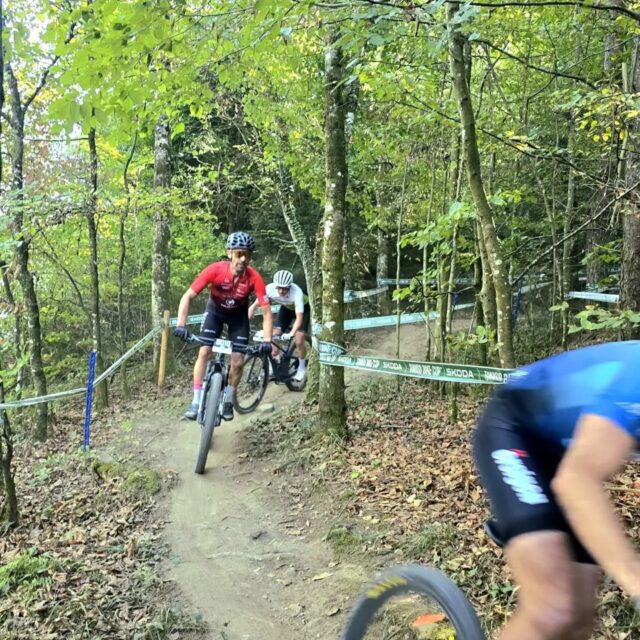 Une semaine de maladie, et l'idée de prendre quand même le départ de cette dernière manche, pour voir. Verdict : roue libre.
Montées tranquilles, descentes à fond. Au moins, le plaisir était là.
Poumons irrités à l'arrivée. C'est le signal : place au break. 🛑
13e sur 18, alors que 7e ou 8e était jouable en forme. 😭 Ca me permet quand même de sécuriser une 10e place au général. 
Comme d'hab, accueil au 🔝 à la tente de la @pedale_bulloise
#vtt #xco #swissmtb #récupération