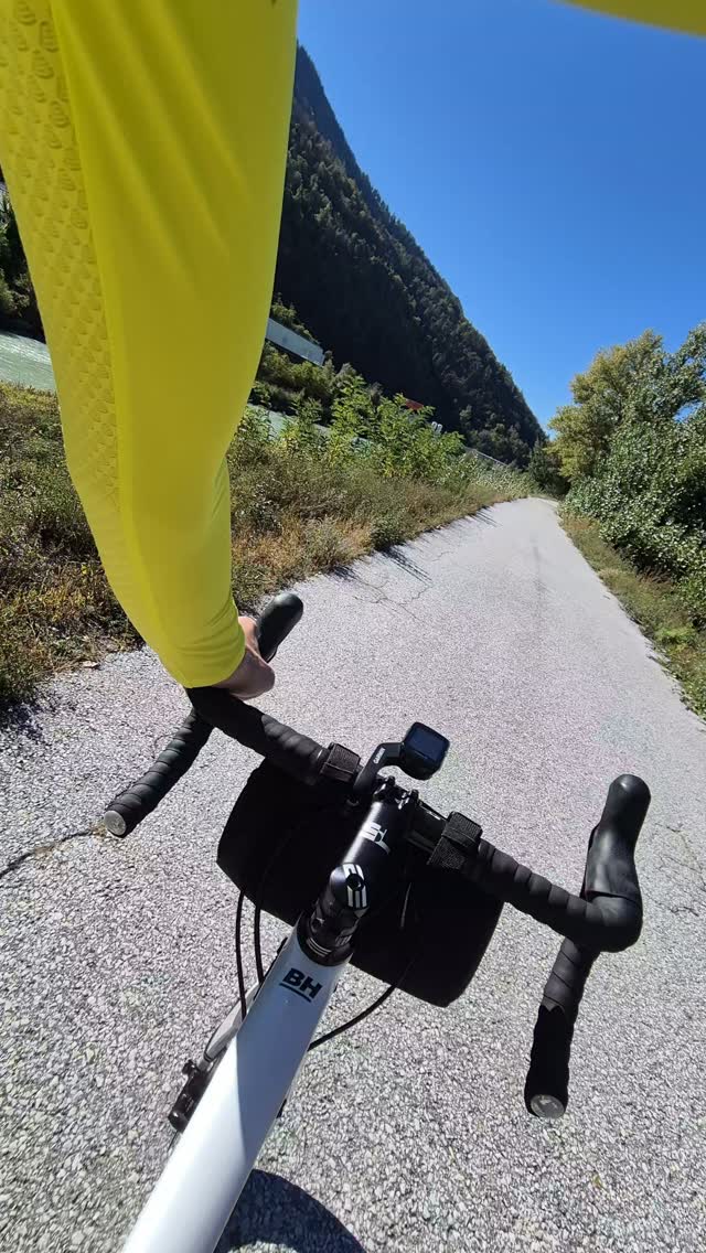 Mi-octobre, et une météo qui fait croire à l'été. ☀️
Conthey, Saillon, Bex, Martigny. Plus de 100 km easy dans la plaine du Rhône, entre vignes dorées et montagnes déjà poudrées au loin. Pas de chrono, pas d'objectif. Juste profiter de ces journées qu'on sait comptées.
Tu roules encore ou tu as rangé le vélo pour l'hiver ? 👇
#cyclisme #route #valais #automne #endurance